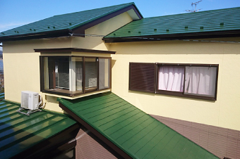 グリーンの屋根のイエローの外壁