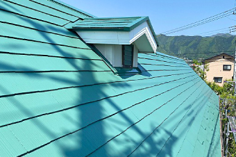 エメラルドグリーン系で塗られた屋根