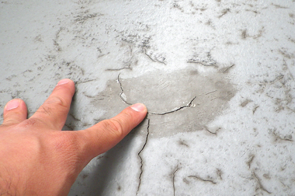 表面の色褪せ、傷(ひび割れ)