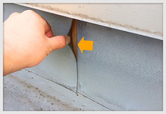 剥がれかけた継ぎ目