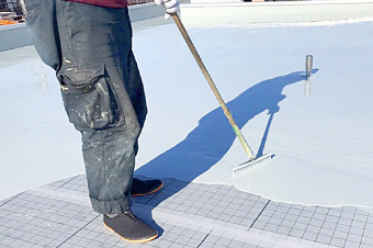 ウレタン防水塗料を塗る