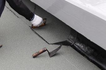 アスファルトのシートを重ねる