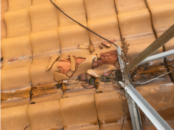 架台の足の部分の瓦が破損