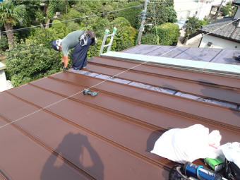 嵌合式立平葺きでの屋根カバー工法