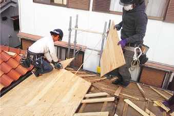 野地板の増し張り作業