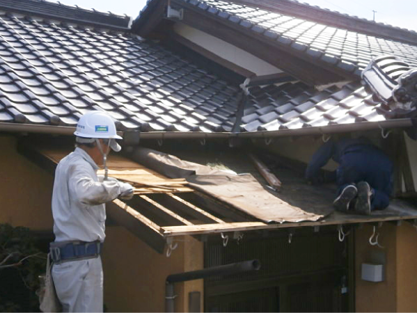 既存の屋根材、防水紙、下地、垂木を撤去