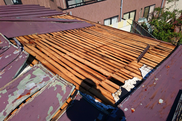 強風によるトタン屋根の捲れ