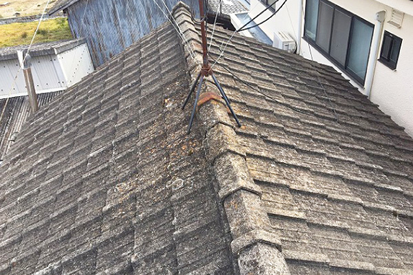 劣化したセメント瓦屋根