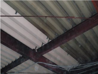 施工の様子（折板屋根の部分的な葺き替え）