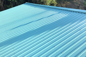 新しいガルバリウム鋼板の屋根