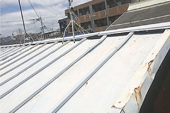 白っぽく塗装されたトタン屋根