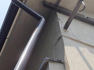 新宿区　もともと竪樋はしっかり固定されていなかった