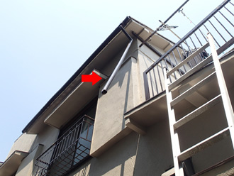 新宿区　外れた雨樋