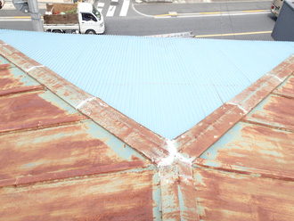 板橋区　屋根葺き替え工事前の点検　大屋根には錆が発生している