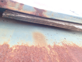 板橋区　屋根葺き替え工事前の点検　棟板金の木部がはみ出ている