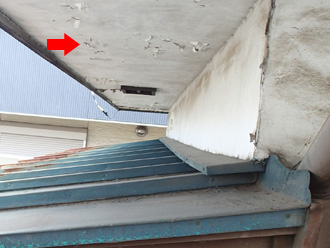 板橋区　屋根葺き替え工事前の点検　軒天の塗膜剥がれ