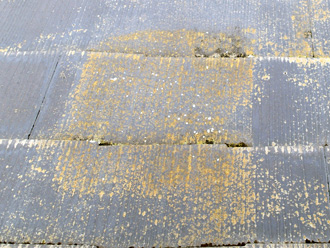 文京区　屋根カバー工法前の点検　スレート表面の塗膜剥がれや苔の発生