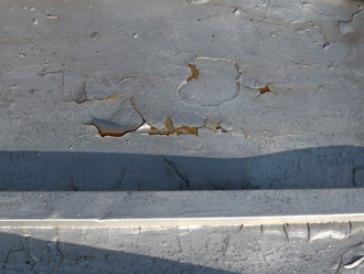 台東区　屋根カバー工法前の点検　塗膜が剥がれいる