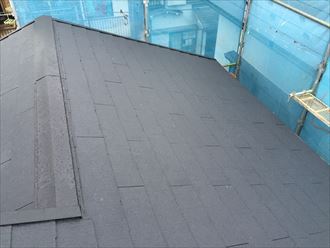 江東区でパラペットの屋根葺き替え工事、ガルバリウム波板設置の様子