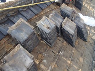 文京区 瓦屋根から波板ガルバへの葺き替え工事が始まりました