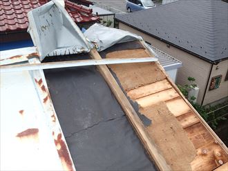 台風でめくれた屋根