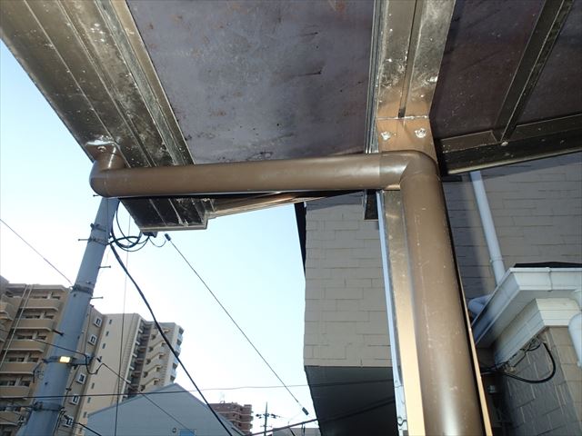 葛飾区の過去客様からベランダ雨樋の雨漏りでご相談です