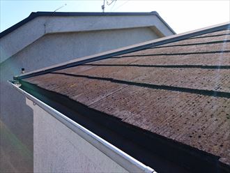 施工前の化粧スレート屋根はコケや汚れがいっぱい