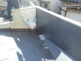 ガルバリウム鋼板製の屋根材を使用した屋根葺き替え工事　完工写真