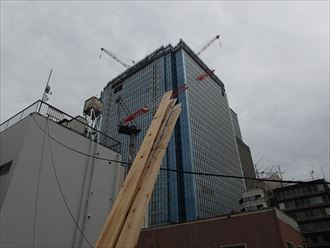 新築高層ビルと貫板