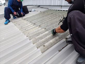 江東区で小波スレートカバー屋根の明り取り部を塞いで雨漏対策
