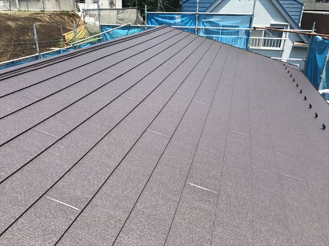 ガルバリウム鋼板製の屋根材を使用した屋根カバー工事　完工写真