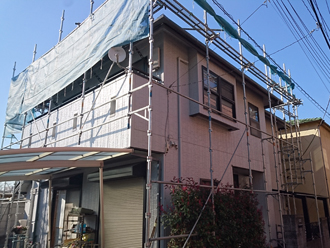 足場を掛けた建物