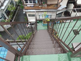 屋上から二階のルーフバルコニーへ行く階段