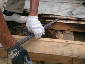八王子市　バルコニーの床の防水工事　傷んだ木部の交換
