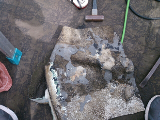八王子市　バルコニーの床の防水工事　床材を撤去