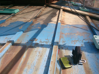 八王子市　瓦棒屋根の表面は塗膜が剥がれている