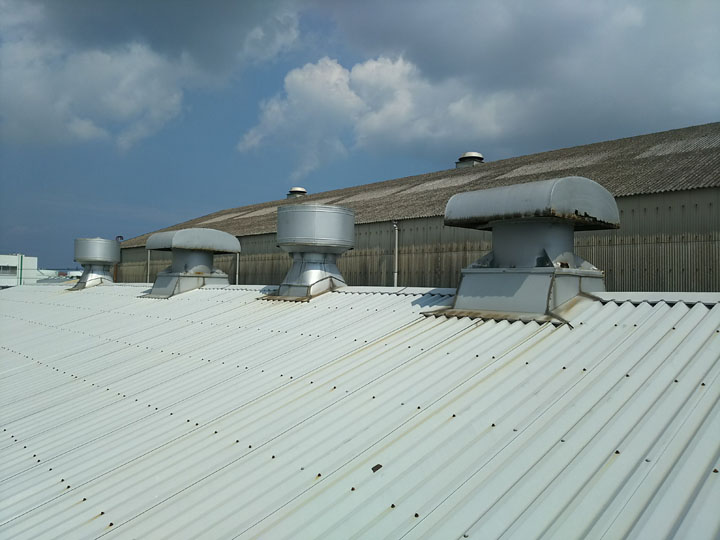 工場の屋根のベンチレーター