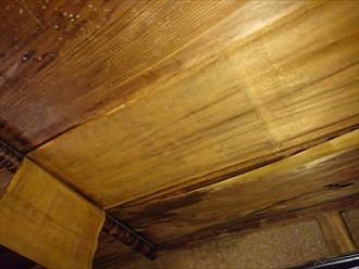 雨漏りしている和室の天井