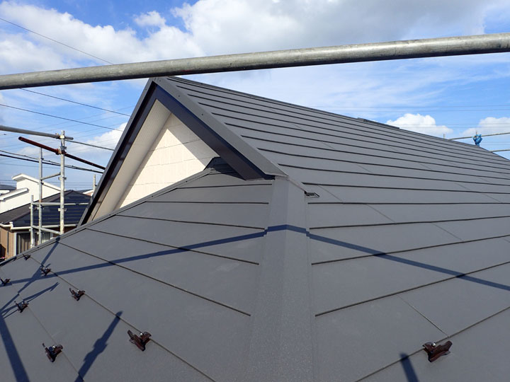 スーパーガルテクトによる屋根カバー工法完了