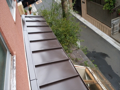 ガルバリウム鋼板製の屋根材を使用した屋根カバー工事　完工写真