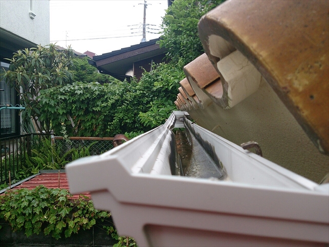 歪んで雨水が溜まっている