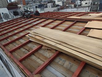 荒川区で台風被災で屋根が飛ばされたプレハブ屋根を縦葺き屋根材で葺き替え工事