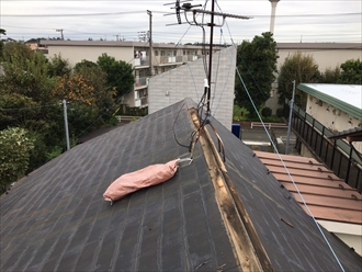 まずは棟板金の撤去から