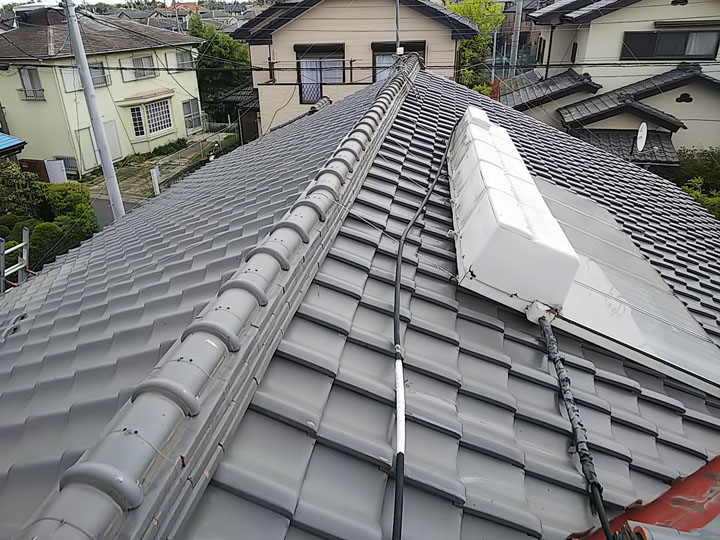 瓦屋根と太陽熱温水器