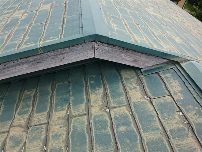 スレート葺きの屋根は大分傷んでいます