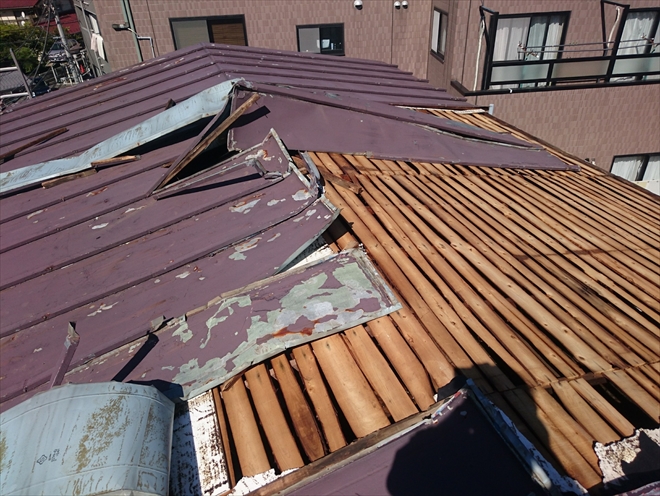 台風の被害を受けた直後の屋根