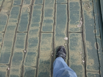 国分寺市戸倉で雨漏りにより下地がブヨブヨになった屋根をガルバリウム鋼板で葺き替えます