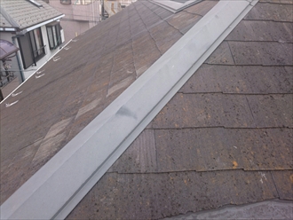 雨漏りしているスレート屋根は葺き替えます