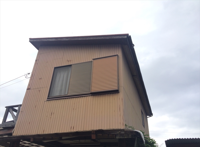国立市富士見台で強風により捲れた、片流れの棟板金を交換しました