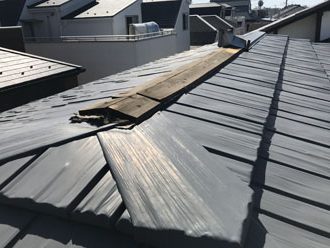 棟板金が飛散した屋根